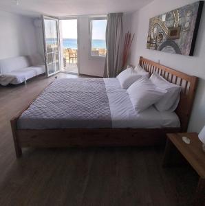 Кровать или кровати в номере Albatross Seafront House