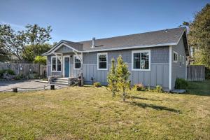 una casa con un patio con un árbol en Coastal Getaway by Pebble Beach and Redwoods!, en Crescent City