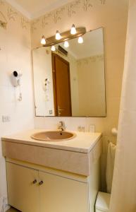a bathroom with a sink and a mirror at Gran Apartamento en Puerto in Port de Pollensa +15 photos