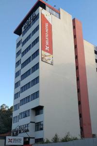 un edificio con un cartel en el costado en Seleto Hotel, en Volta Redonda
