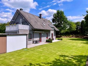 a house with a large lawn in front of it at Gästehaus Scharfe Kurve in Lützow