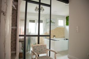阿拉贡省阿拉马Apartamentos Rincón de Cantarranas的带椅子和水槽的厨房 更多37张照片