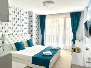 una camera con letto blu e bianco di Studio in Diamond Beach a Burgas