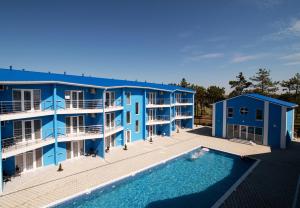 un'immagine di un edificio con piscina di Agata Breeze a Kobleve