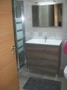 Un baño con lavabo y ducha con espejo. en AGARRE URDAIBAI, en Mundaka 56 fotos más