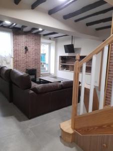 una sala de estar con un sofá y una mesa en AGARRE URDAIBAI, en Mundaka