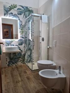 敘拉古的住宿－Artemide，带淋浴、卫生间和盥洗盆的浴室