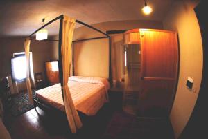 een slaapkamer met 2 bedden in een kamer bij La Locanda del Convento in Rocca Sinibalda