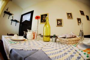 uma mesa com uma garrafa de vinho em cima em La Locanda del Convento em Rocca Sinibalda