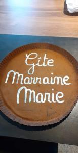 una tarta con las palabras "biteamineamineamineamineamine" escritas en ella en Ô Mont des Rnauds en Bertrix