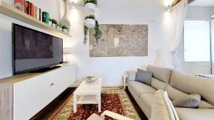 Il comprend un salon doté d'un canapé et d'une télévision à écran plat. dans l'établissement La Casa nel Castello, à Ostie