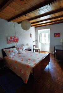 トマールにあるComenda da Povoaのベッドルーム1室(大型ベッド1台付)