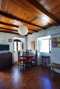 a living room with a dining room table and chairs at Comenda da Povoa in Tomar