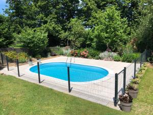 Kolam renang di atau di dekat Walnut Tree Gite Brittany
