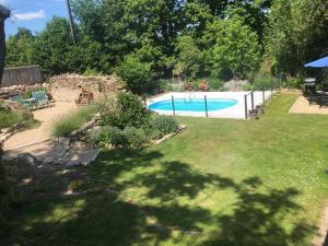 Kolam renang di atau di dekat Walnut Tree Gite Brittany