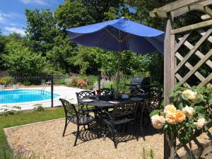 Kolam renang di atau di dekat Walnut Tree Gite Brittany