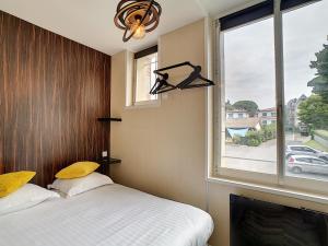 ロワイヤンにあるHermès Plageのベッドと窓のある寝室