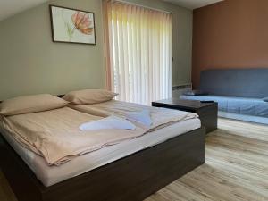 Łóżko lub łóżka w pokoju w obiekcie Ondraszek-Pokoje Gościnne