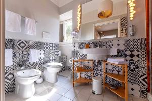 a bathroom with a toilet and a sink at La Casa nel Castello in Ostia Antica +49 photos