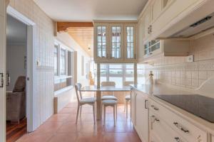 een keuken met een tafel en stoelen in een kamer bij Muskiz Solarium Beach by Next Stop Bilbao in Campomar