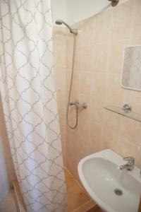 een badkamer met een douche en een wastafel bij Apartman Centrum in Mórahalom