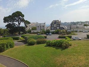 a view of a residential neighborhood with cars parked in a parking lot at Escapade Marine in Saint-Quay-Portrieux