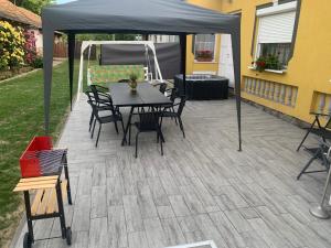 Patio alebo iná vonkajšia časť ubytovania Viktor Apartmanház