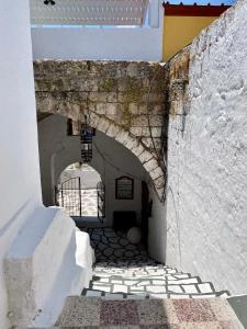 een ingang naar een gebouw met een stenen boog bij Mama'sEvdokia Apartment in Rhodos-stad