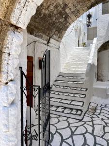 łuk ze schodami i bramą w budynku w obiekcie Mama'sEvdokia Apartment w mieście Rodos