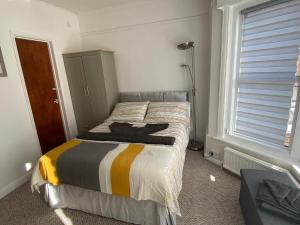 1 dormitorio con cama y ventana en Penhale Holiday Flats en Eastbourne