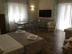 TV a/nebo společenská místnost v ubytování CAVALIERE suite & rooms