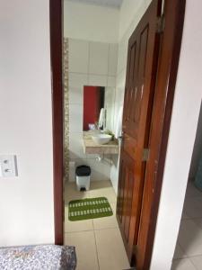 ein kleines Badezimmer mit Waschbecken und Toilette in der Unterkunft Rancho Lisboa Cocal in Queimada