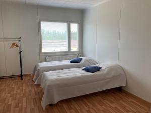 Postel nebo postele na pokoji v ubytování Napapiirin Eräkartano