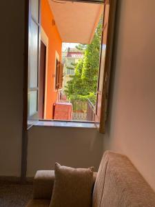 una ventana abierta en una sala de estar con sofá en Casa Vacanza Santa Teresa di Riva, en Santa Teresa di Riva