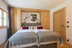 Łóżko lub łóżka w pokoju w obiekcie Chalet Marmotta NEVE - Luxus Chalet Ski-In Ski-Out