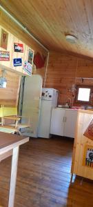 cocina con nevera y fregadero en una habitación en EUROPING VILLAGE MARSIA Abruzzo, en Marsia