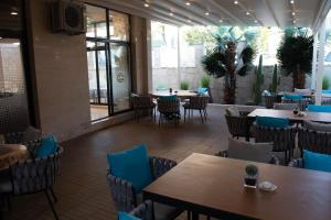 a restaurant with tables and chairs in a room at Vila Gama in Lozenets