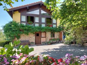 Vonkajšia záhrada v ubytovaní Apartamentos Rurales Los Picos de Redo