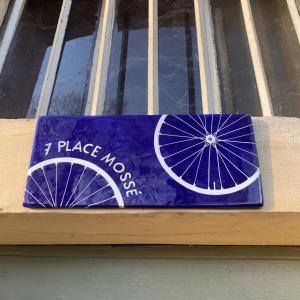 a sign in a window with a slice of an orange at Cafe Velo Nevers in Nevers