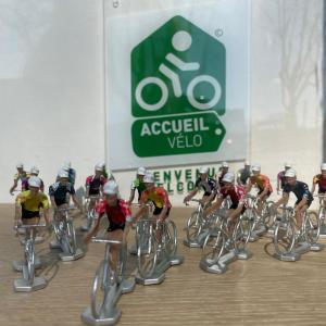 Un groupe de personnes faisant du vélo dans une course dans l'établissement Cafe Velo Nevers, à Nevers