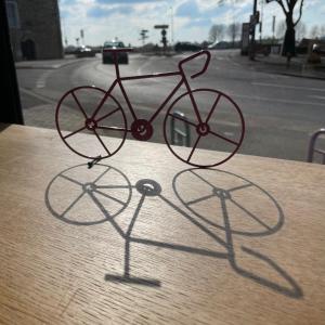 a metal bike statue sitting on top of a table at Café Vélo Nevers in Nevers