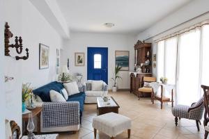 Posezení v ubytování Palmaya Villa, unique seafront experience