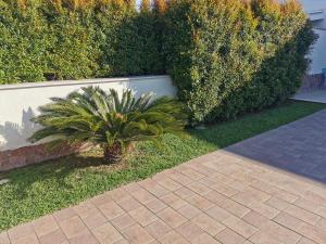 A garden outside Villetta Torre Saracena