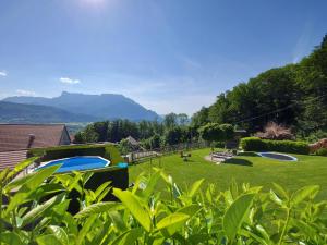 un patio con dos trampolines en el césped en Landhaus Armstorfer, en Puch bei Hallein