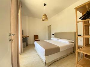 ein Schlafzimmer mit einem großen Bett in einem Zimmer in der Unterkunft Maison Sciscì Rooms in San Felice Circeo