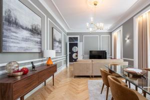 ein Wohnzimmer mit einem Tisch und einem Sofa in der Unterkunft RC 161- Amazing City Center Apartment in Lissabon