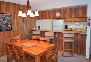cocina y comedor con mesa de madera y sillas en Pines at Meadow Ridge, en Fraser