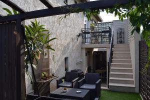 an outdoor patio with chairs and a table at Pavillon de Lubéron in Lauris