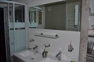 baño con lavabo y espejo grande en Pavillon de Lubéron, en Lauris
