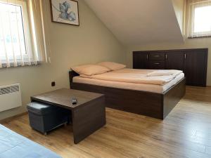 Łóżko lub łóżka w pokoju w obiekcie Ondraszek-Pokoje Gościnne